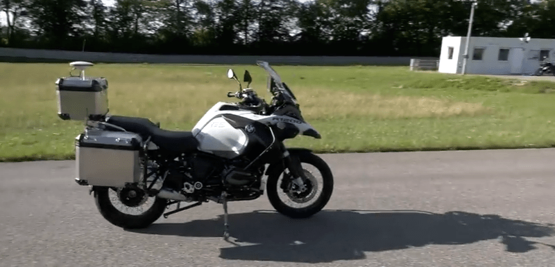 bmw-predstavilo-autonomni-motocykl-jehoz-systemy-by-mely-pomoci-zabranit-nehodam