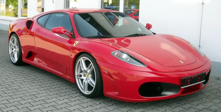 Ferrari zažalovalo prodejce ojetin kvůli tomu, že používal repliku Ferrari F430 jako své služební auto