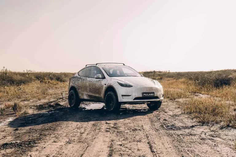 Úpravce Pu.Labo přestavěl elektromobil Tesla Model Y na off-road