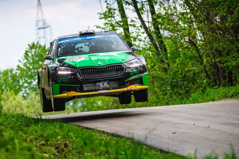 Dva jezdci s vozy Škoda budou nejen v ČR v rámci WRC už tento víkend bojovat o titul ve WRC2