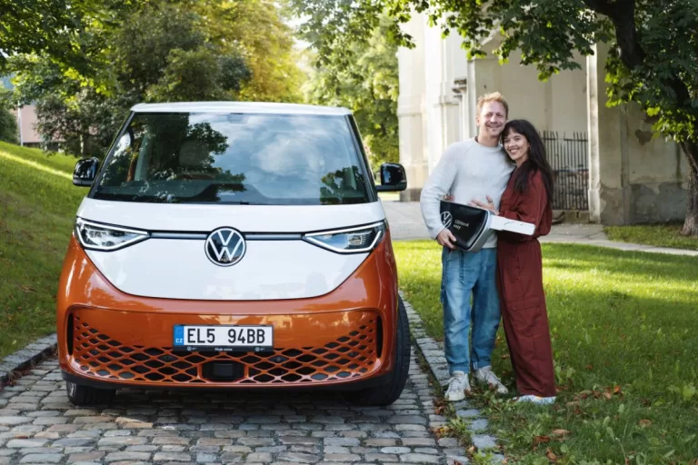 Tomáš Klus je ambasadorem elektromobilu Volkswagen ID. Buzz, jeho manželku si naopak vybrala Multivan