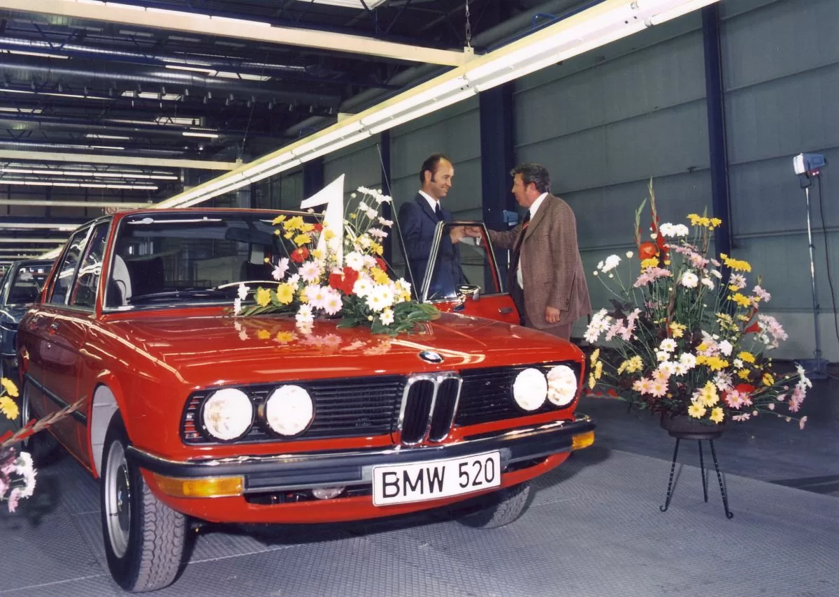 bmw_tovarna_dingolfing-vyroba-prvni_auto_BMW_520i-1973
