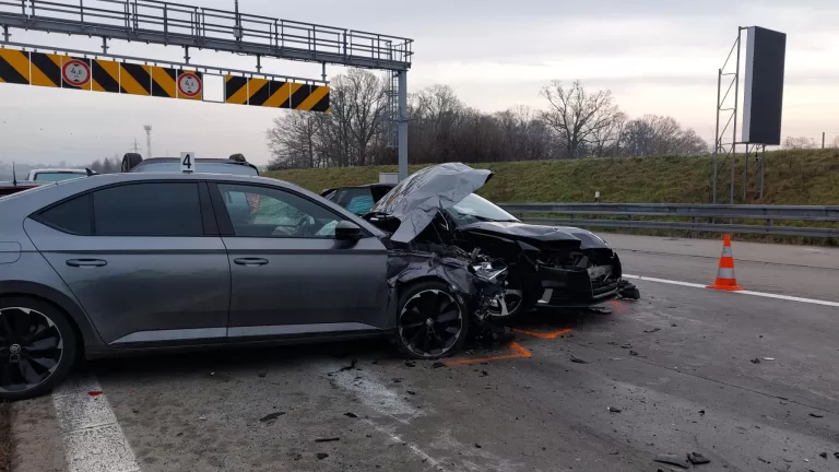 Nabourat auto manželce či někomu z blízké rodiny může být problém. Povinné ručení nepomůže