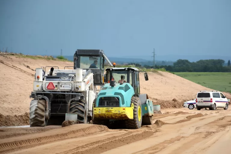 Pardubice budou mít největší most v Česku, dopravní omezení na Poděbradské ulici skončila