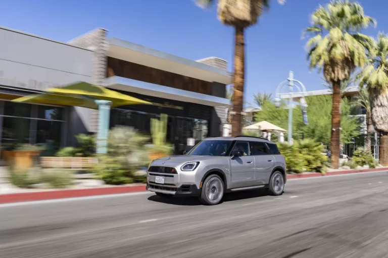 Nové MINI Countryman S ALL4 se představuje s 218koňovým benzinovým motorem