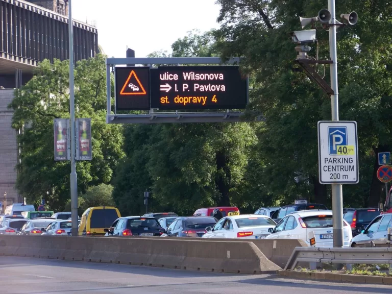 Dopravní situace v centru Prahy je žalostná. Často si za to mohou řidiči sami