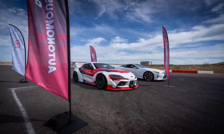 Auta už řídí umělá inteligence. Toyota to předvedla na modelech GR Supra a Lexus LC500