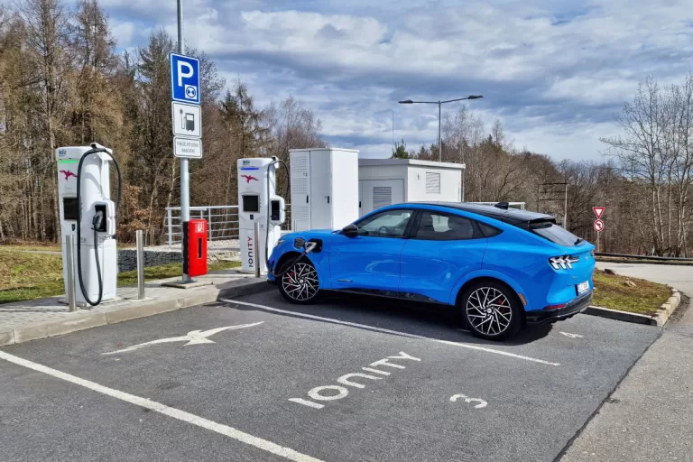 Elektromobily na největších trzích Evropy poprvé v historii tvoří víc než polovinu prodejů