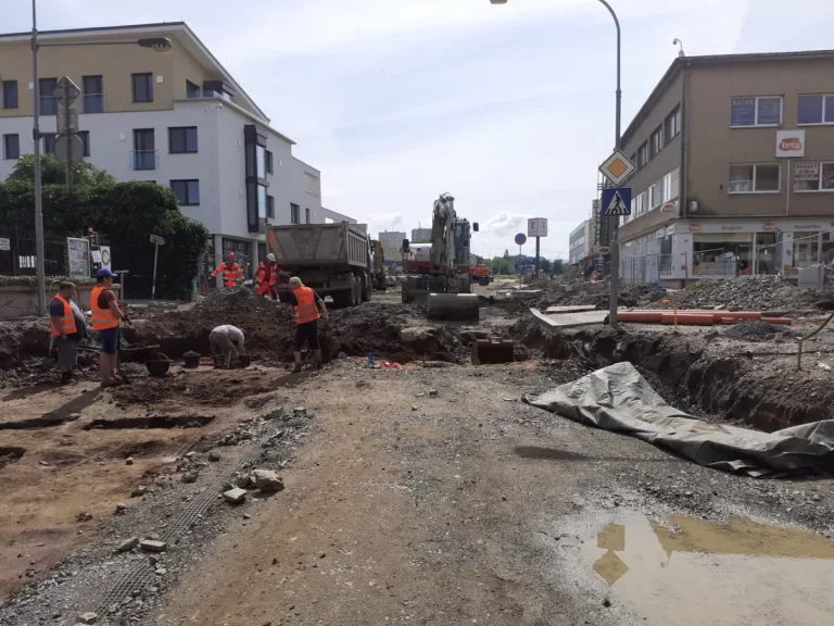 Řidič nepřeparkoval své auto, tak silnici zrekonstruovali kolem něj