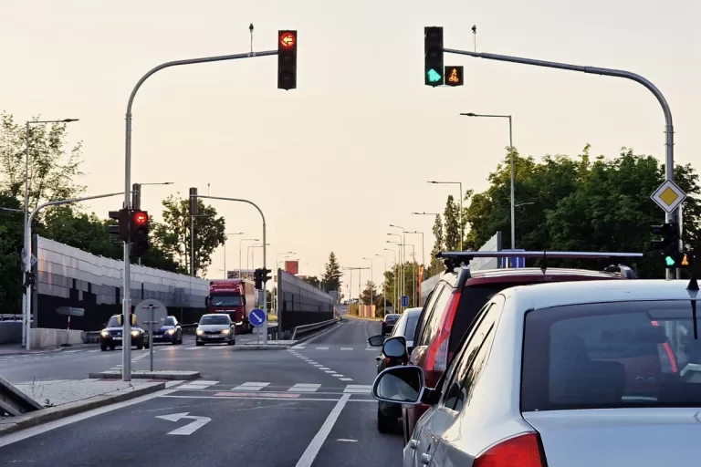 Umělá inteligence pomůže nastavit semafory tak, aby na nich řidiči stáli co nejméně