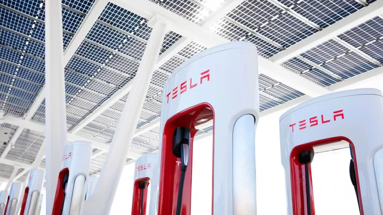 Zákazníci DKV Mobility mají nově přístup k 10 000 dobíjecím stanicím Tesla Supercharger