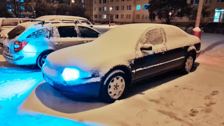 Pokud řádně neočistíte auto od sněhu a ledu, může dostat pokutu v řádu tisíců. Důležité je očistit i RZ