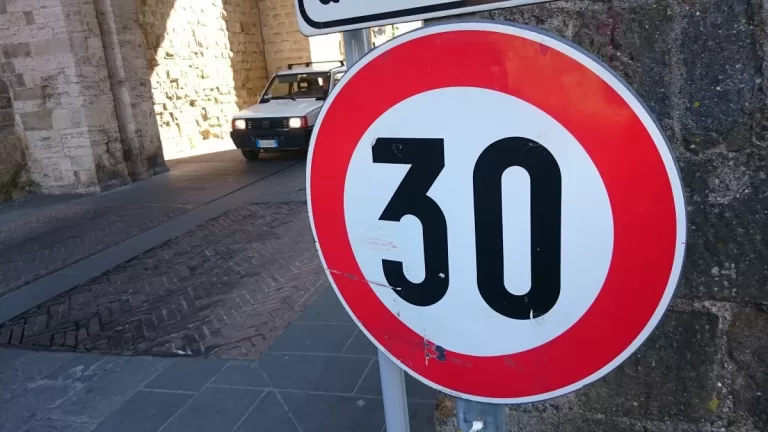 30 km/h v celém městě s výjimkou hlavních tahů už je realitou. Strhne to v Evropě „třicítkovou“ lavinu?