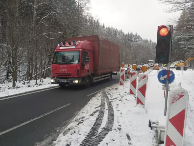 Dělníci asanují skály na II/160 mezi Větřním a Rožmberkem nad Vltavou, řidiči musí čekat na semaforech