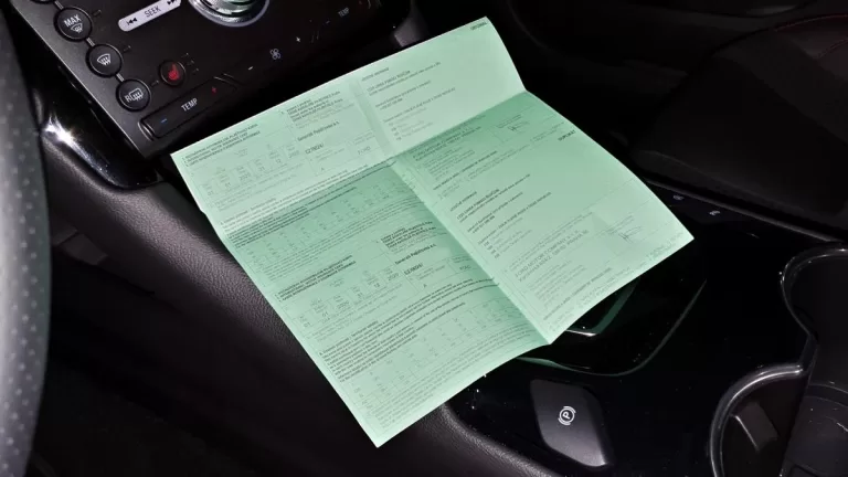 Řidičák ani zelenou kartu už nebudete potřebovat. Podle pojišťoven bude ale jednodušší je stále vozit u sebe