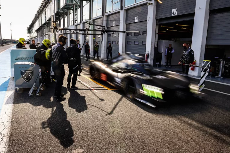 Tým Peugeot TotalEnergies přestavuje piloty pro letošní Mistrovství světa ve vytrvalostních závodech