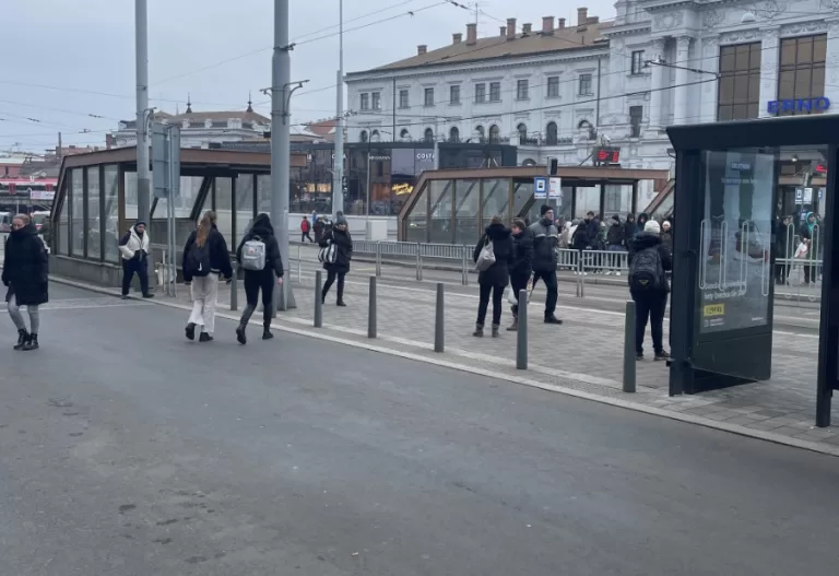 V Brně zavedli první sdílenou zónu. Řidiči v nich nemají prioritu nad chodci, přednost má jen tramvaj