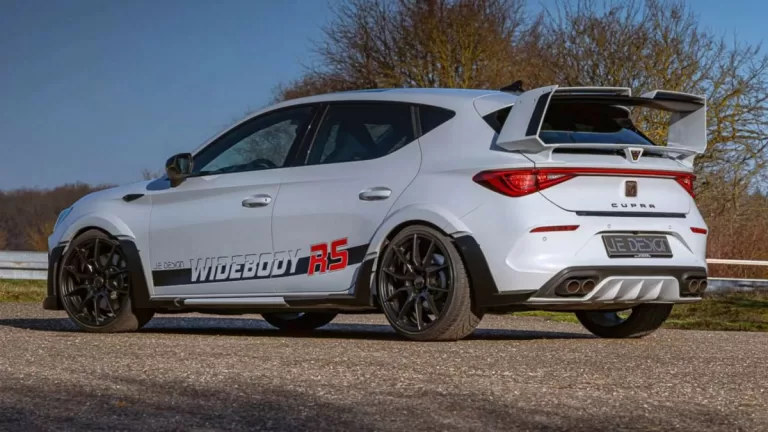 CUPRA Leon dostal bodykit od JE Design. Jeho křídlo připomíná to za závodního speciálu WRC