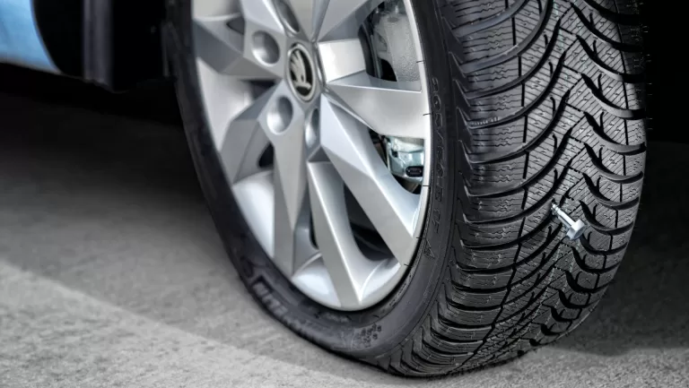 Proraženou pneumatiku od neoznačeného výmolu často zaplatí stát. Ale rozhodně to není pravidlem