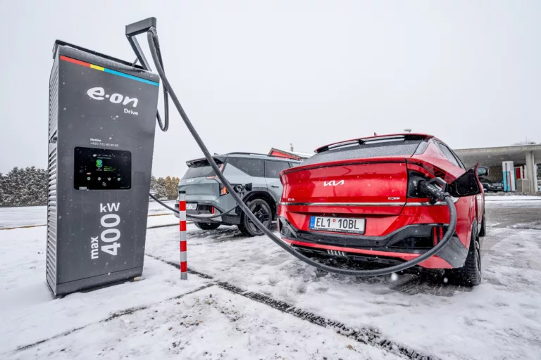 Nejvýkonnější hub v síti E.ON Drive v Česku dobije naráz 9 elektromobilů. Jeho výkon testují vozy Kia