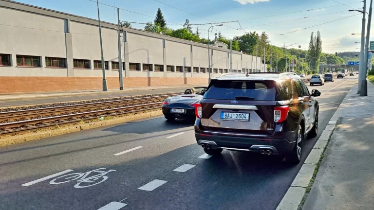 Praha přemýšlí o zdražení parkování. Dotknout by se to mělo řidičů větších aut