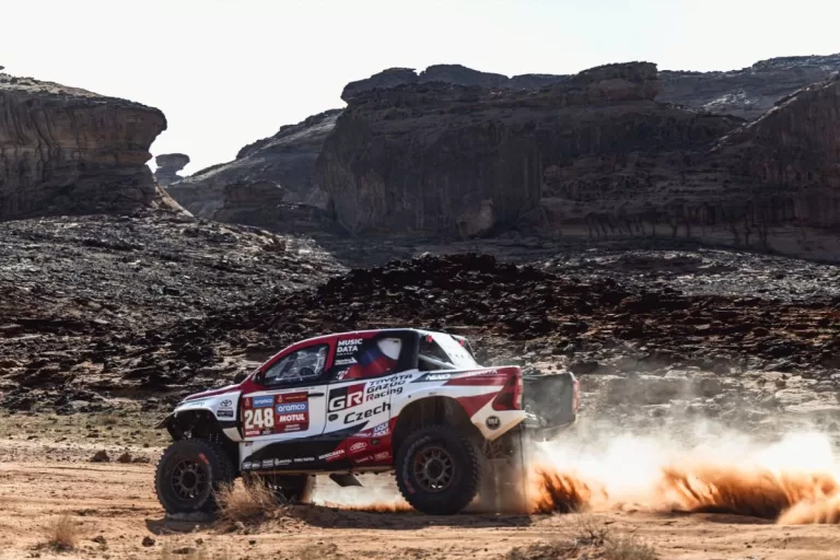 Rallye Dakar 2024 po prologu: Ouředníček s Křípalem měli v prologu nehodu, nabouralo do nich auto v protisměru