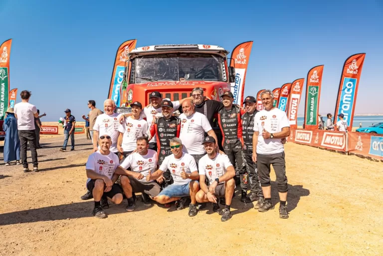 Rallye Dakar 2024: Aleš Loprais, Jaroslav Valtr ml., Jiří Stross slaví v cíli stříbro!