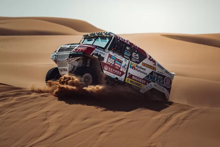 Rallye Dakar 2024 po 5. etapě: Aliyyah Koloc v dunách válí. De Baar pomohl Valtrovi, pak ho vyděsila létající bugina