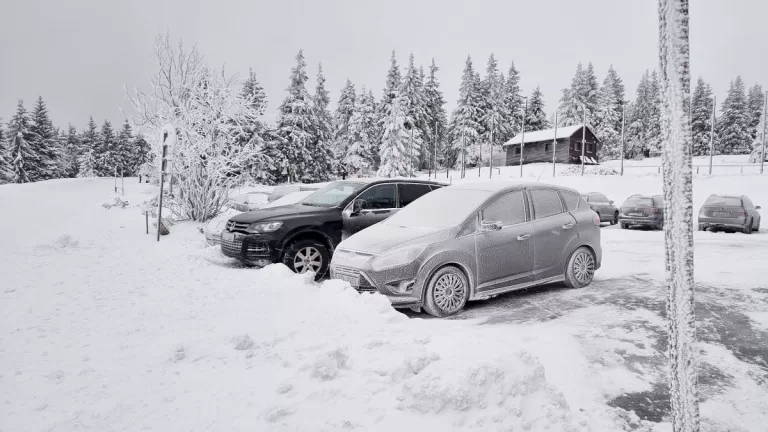 Rozmrazujete auto nastartováním motoru? Je to nezákonné, a navíc vám ho můžou snadno ukrást