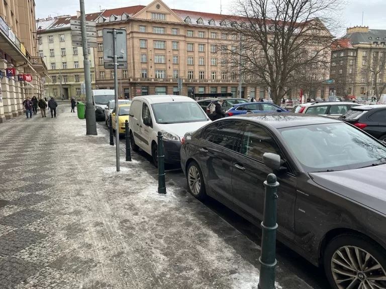 Praha 6 vytáhla do boje proti řidičům parkujícím na chodníku. Vyčlení na to z rozpočtu skoro půl milionu