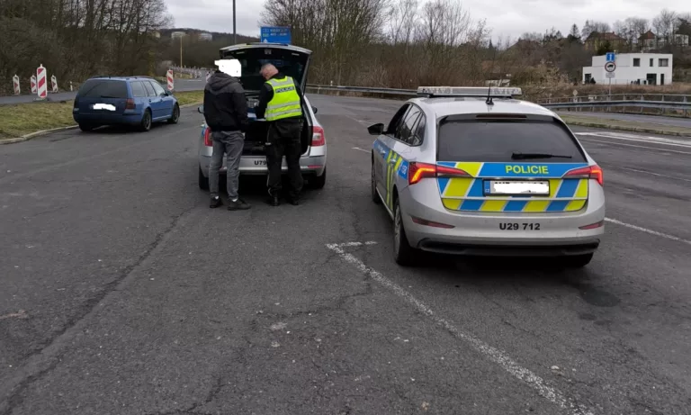 Hustý černý dým z výfuku auta dovedl jeho řidiče až na STK. Poslala ho tam policejní hlídka