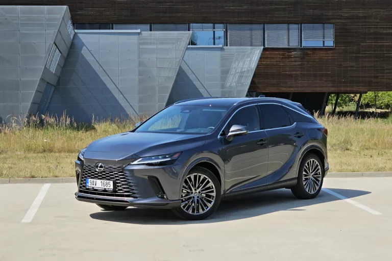 Lexus prodlužuje hybridům jízdu na elektřinu. Jde na to úplně jednoduše