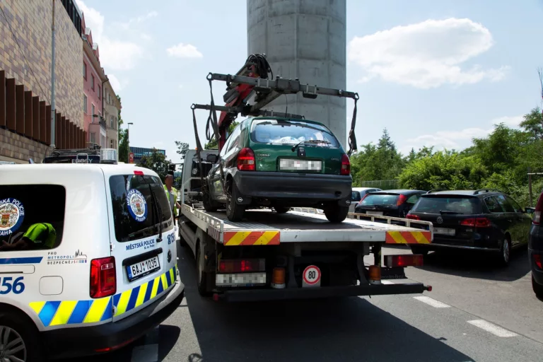 Štvou vás špatně parkující auta? Jejich poničení si dobře rozmyslete, mohlo by to totiž vyjít draho