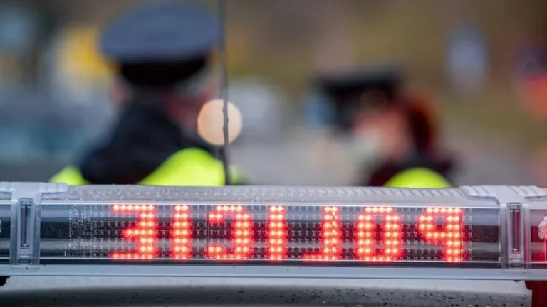 Ujížděl hlídce a havaroval. Po havárii pomohli tři policisté ve svém volnu v pronásledování utíkajícího řidiče