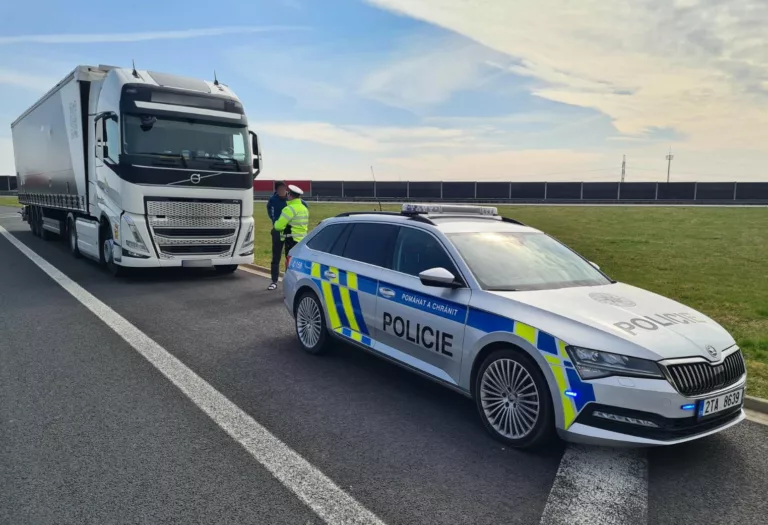 Policejní dron opět v akci. A opět dohlížel na pomalé předjíždění kamionů na dálnici D1