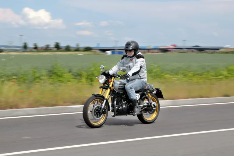 S teplými dny se na silnice opět ve velkém vrací cyklisté a motorkáři, s nadcházejícími Velikonocemi zbystřete, vyzývá Besip