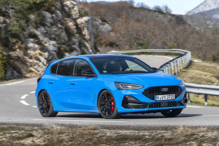 Na okruh i na okresky. Ford Focus ST Edition se stavitelným podvozkem a dalším vylepšením se představuje