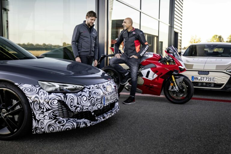 Prototyp Audi e-tron GT a Ducati Panigale V4 R: Testovací jezdec Ducati a šéf vývoje v Audi si vyměnili stroje. Jak to dopadlo?