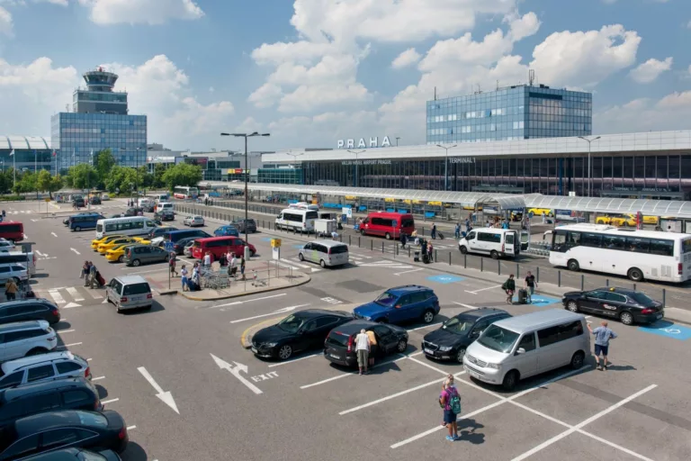 Parkování zdarma na letišti v Praze se zpřísnilo. Nově je bez placení jen 10 minut jednou denně