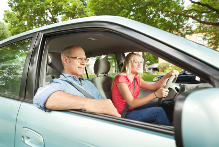 Většina řidičů se polovinu času za volantem nevěnuje řízení. Nejčastěji zpívají nebo si povídají