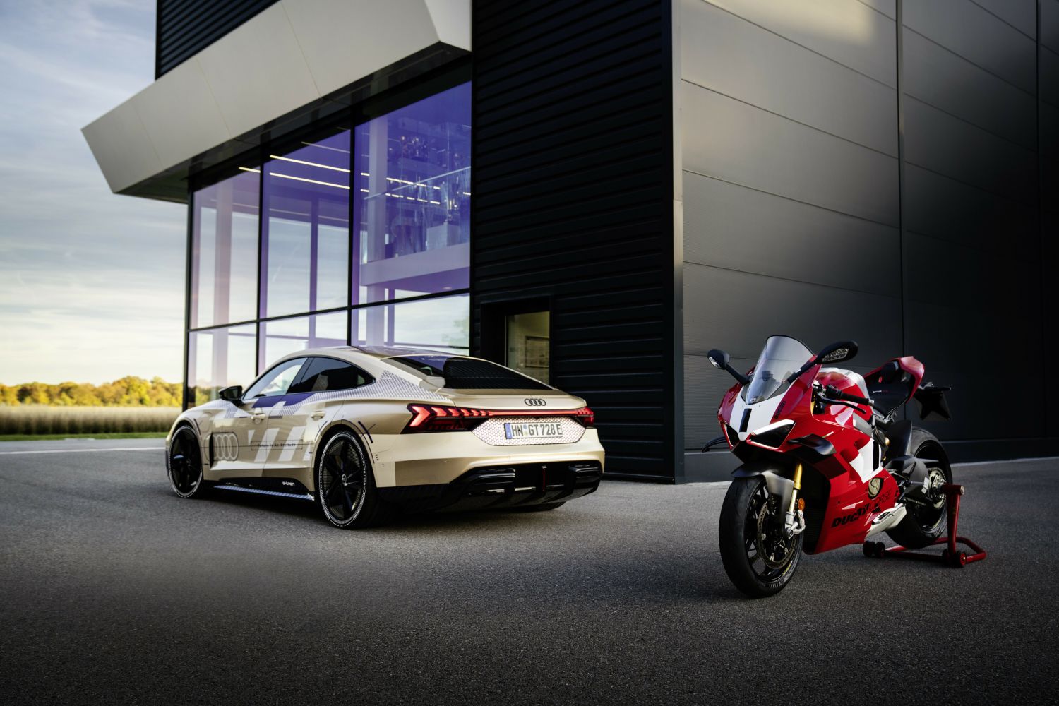Prototyp-Audi-e-tron-GT-a-Ducati-Panigale-V4-R-2