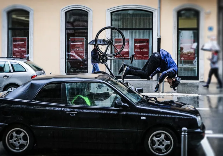 Cyklistovi z Brna se nelíbil styl jízdy řidiče. Proto mu několika ranami promáčkl blatník auta