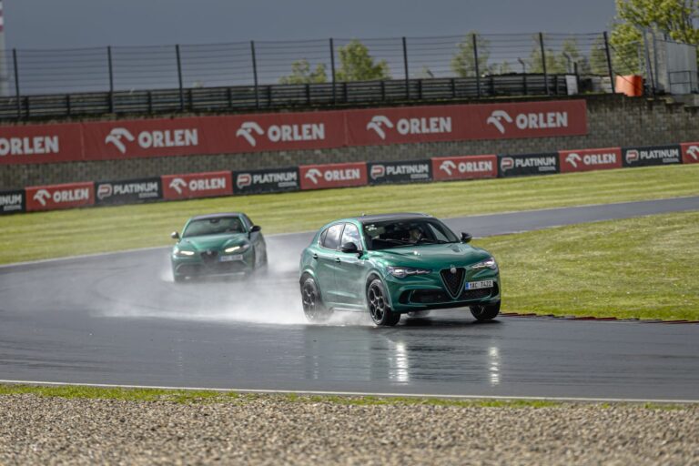 První jízda: Alfa Romeo Stelvio Quadrifoglio na mokrém mosteckém okruhu příjemně překvapila