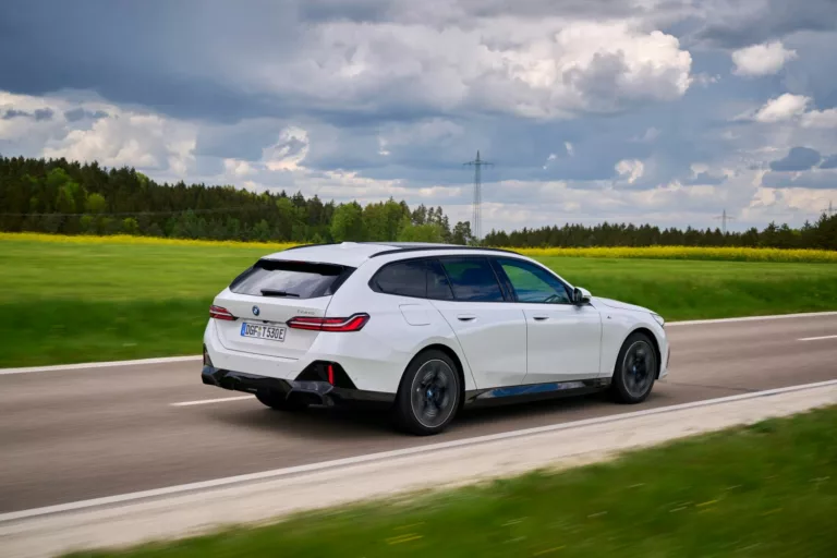 Na český trh přichází nové BMW řady 5 Touring a elektrické i5 Touring. Cena startuje na 1 574 300 Kč