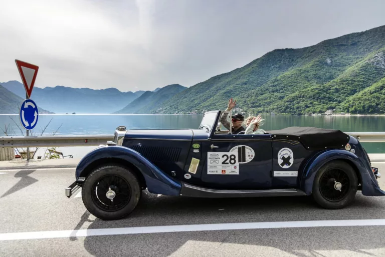 České veterány dojely po vlastní ose v rámci jízdy Oldtimer Express z Prahy do Atén. Takhle to probíhalo