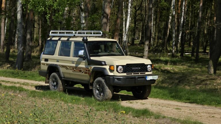 První jízda s modernizovanou Toyotou Land Cruiser J70. I když vypadá staře, je úplně nová