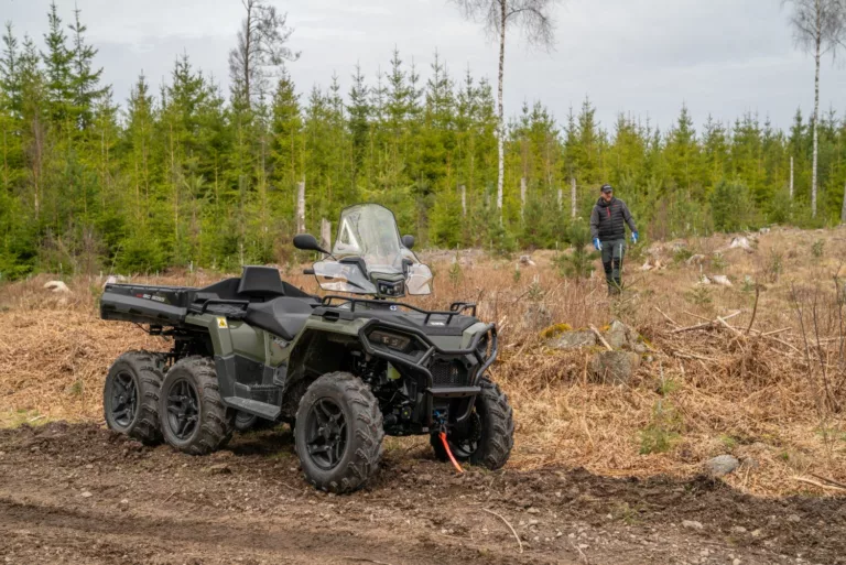 Polaris představil čtyřkolky pro dva pasažéry. Nechybí ale ani šestikolka