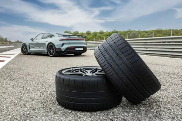 Pirelli rozšiřuje nabídku Elect o dvě nové pneumatiky P Zero pro Porsche Taycan