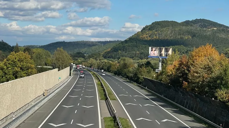 100 km/h na dálnici nefunguje, vrátí se 130 km/h. Emise to totiž nezlepšilo