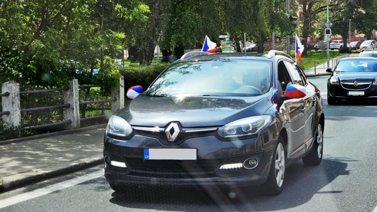 Na oslavné troubení, příliš velké vlajky na autě nebo sledování hokeje za volantem raději zapomeňte. Můžete za to dostat tučnou pokutu